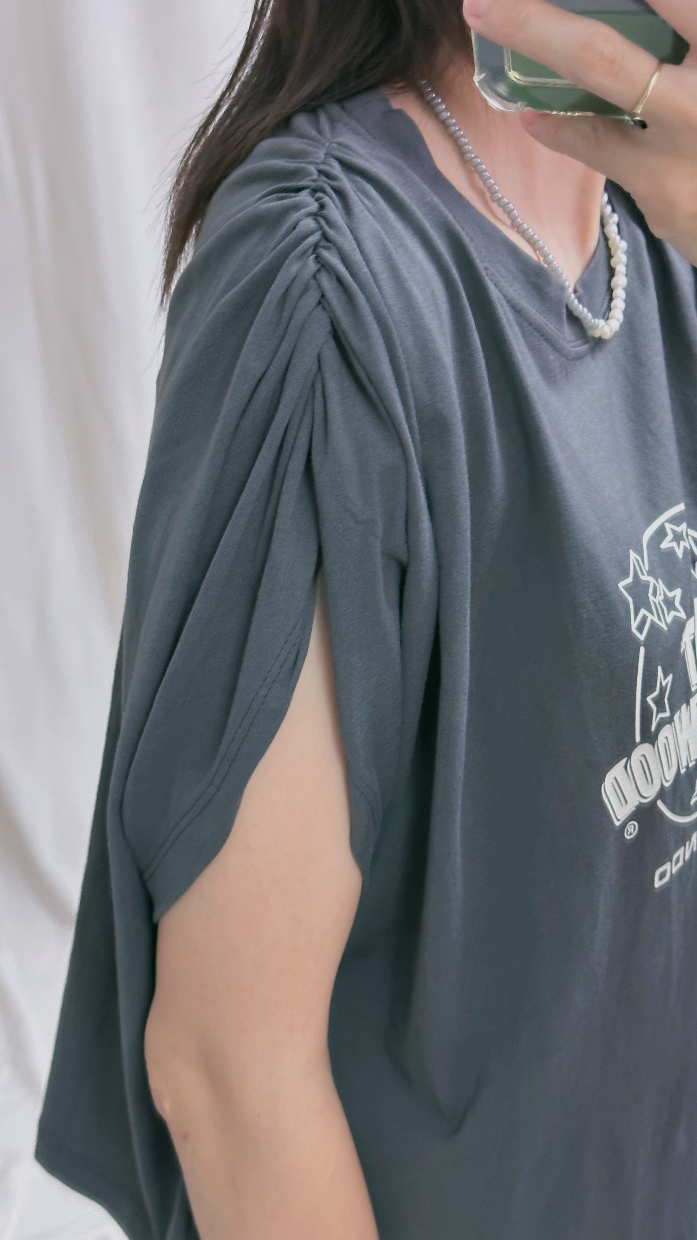 肩縮褶印字T-shirt/碳灰