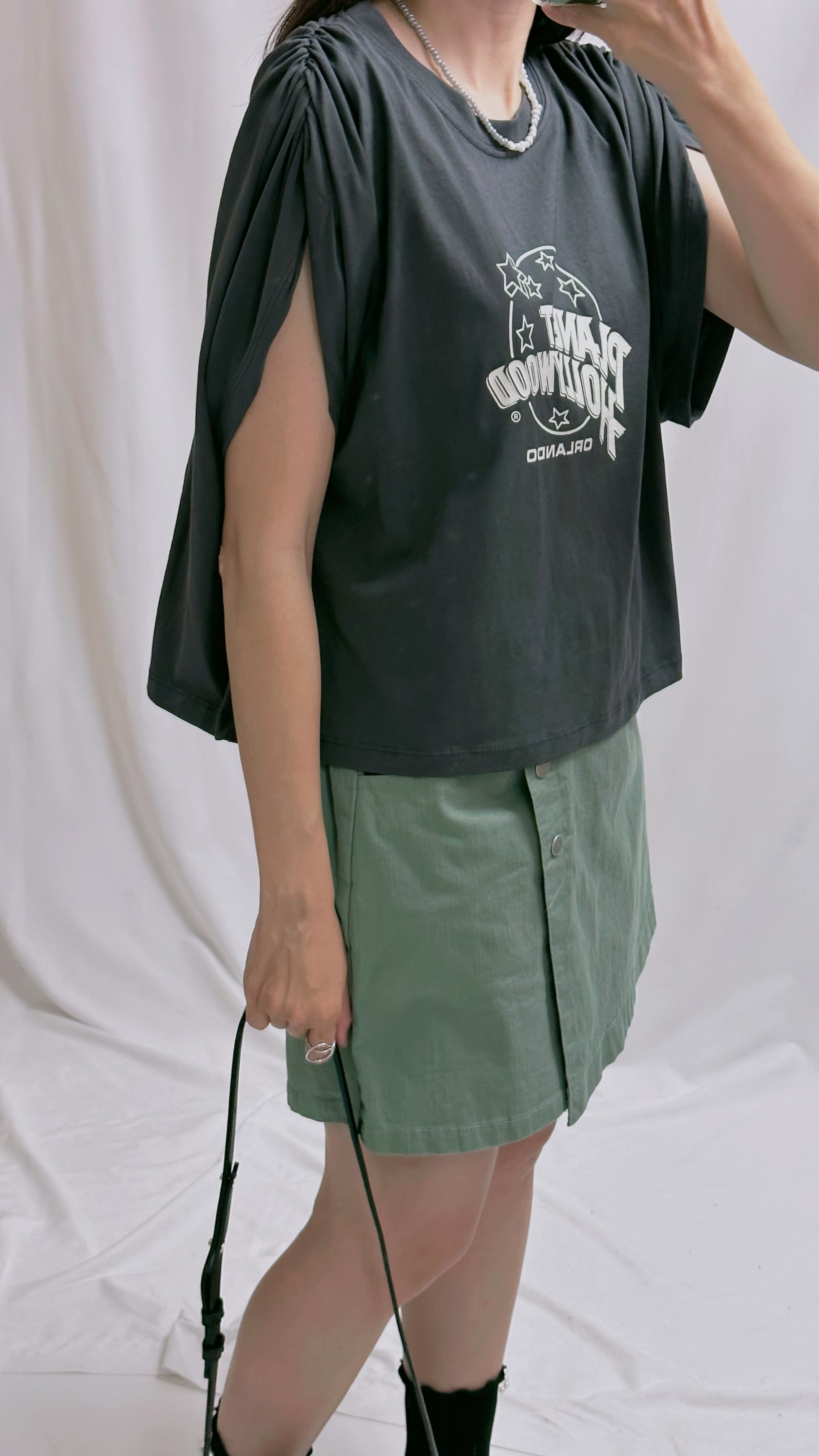 肩縮褶印字T-shirt/碳灰