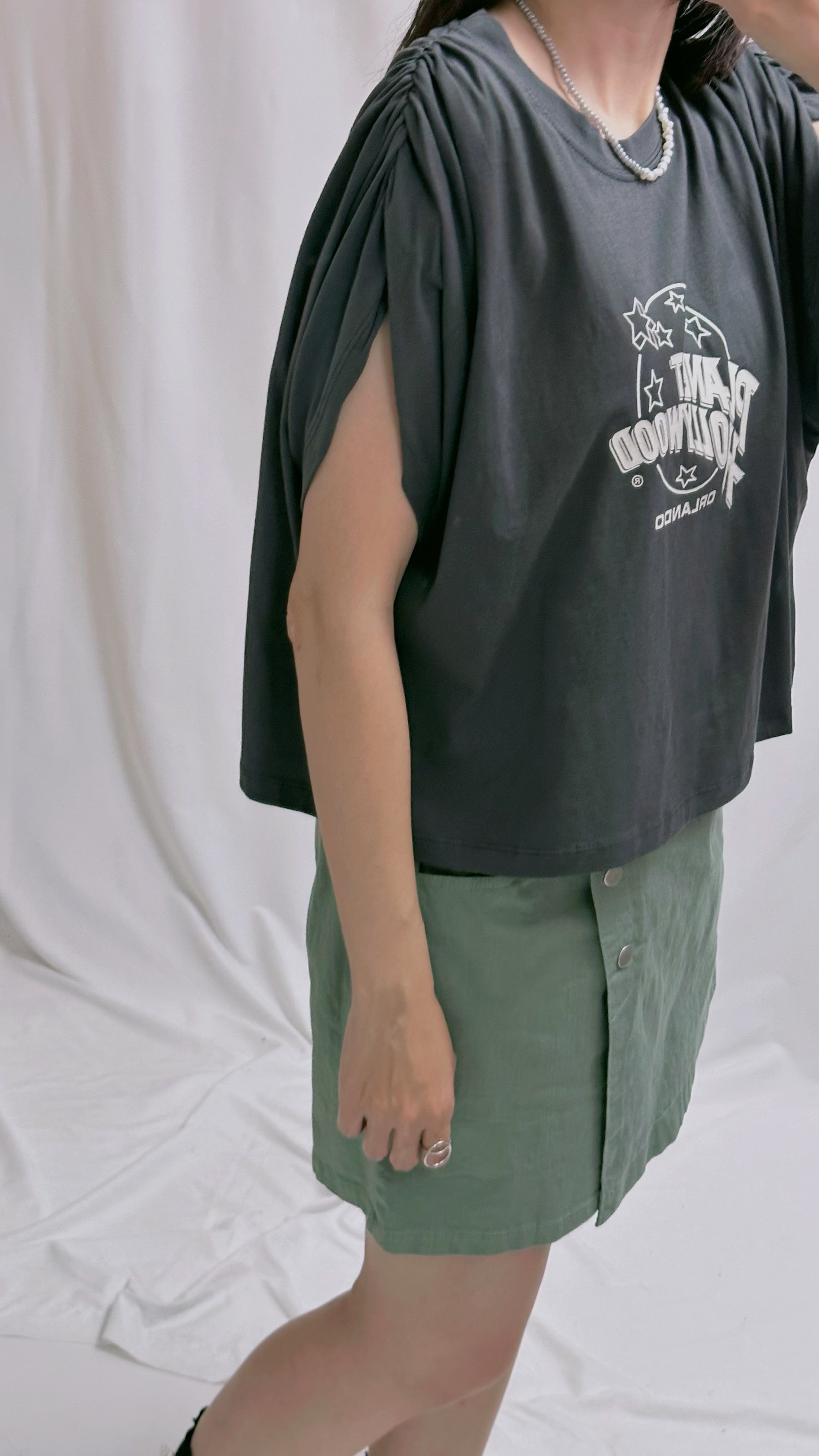 肩縮褶印字T-shirt/碳灰