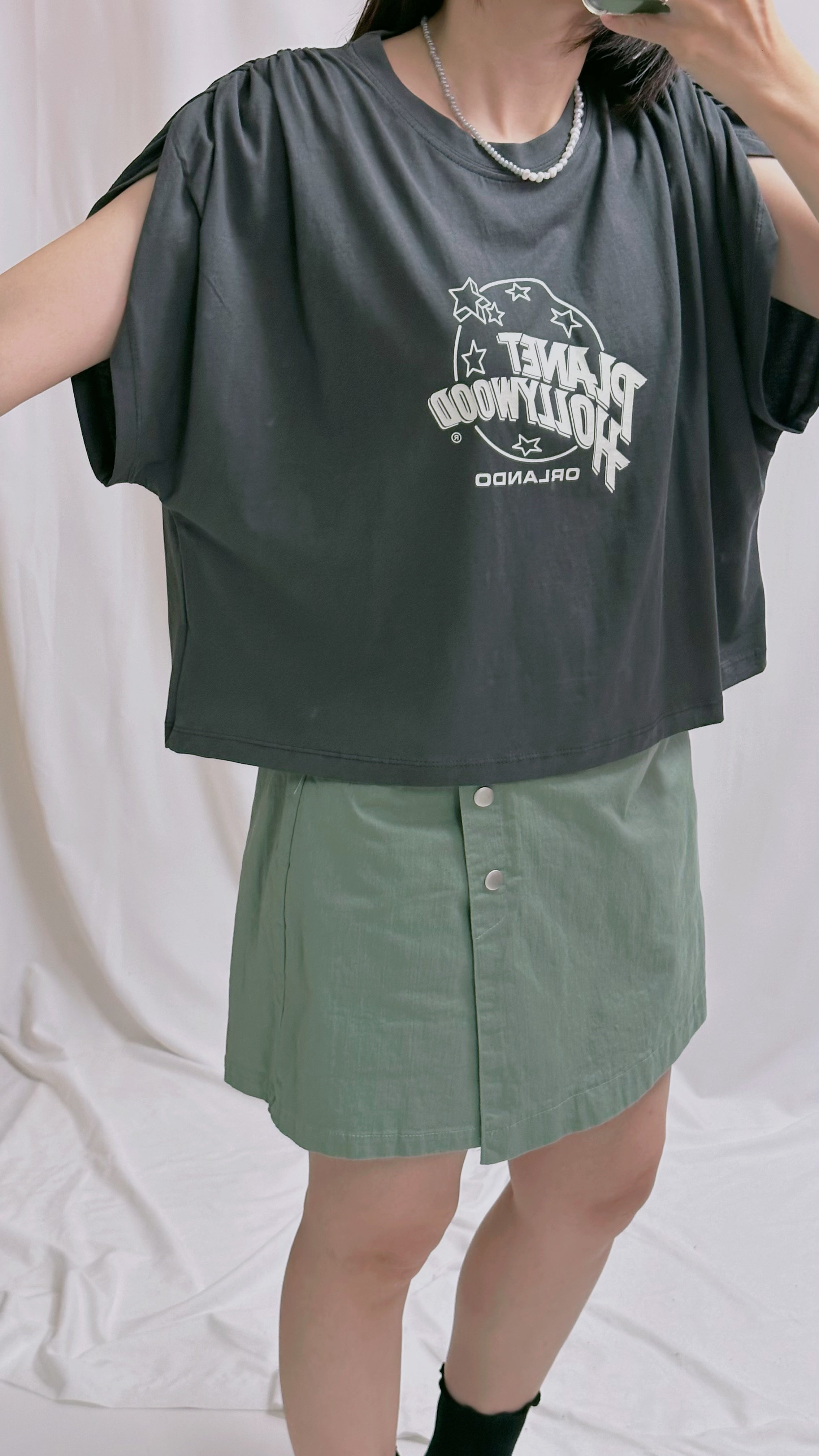 肩縮褶印字T-shirt/碳灰