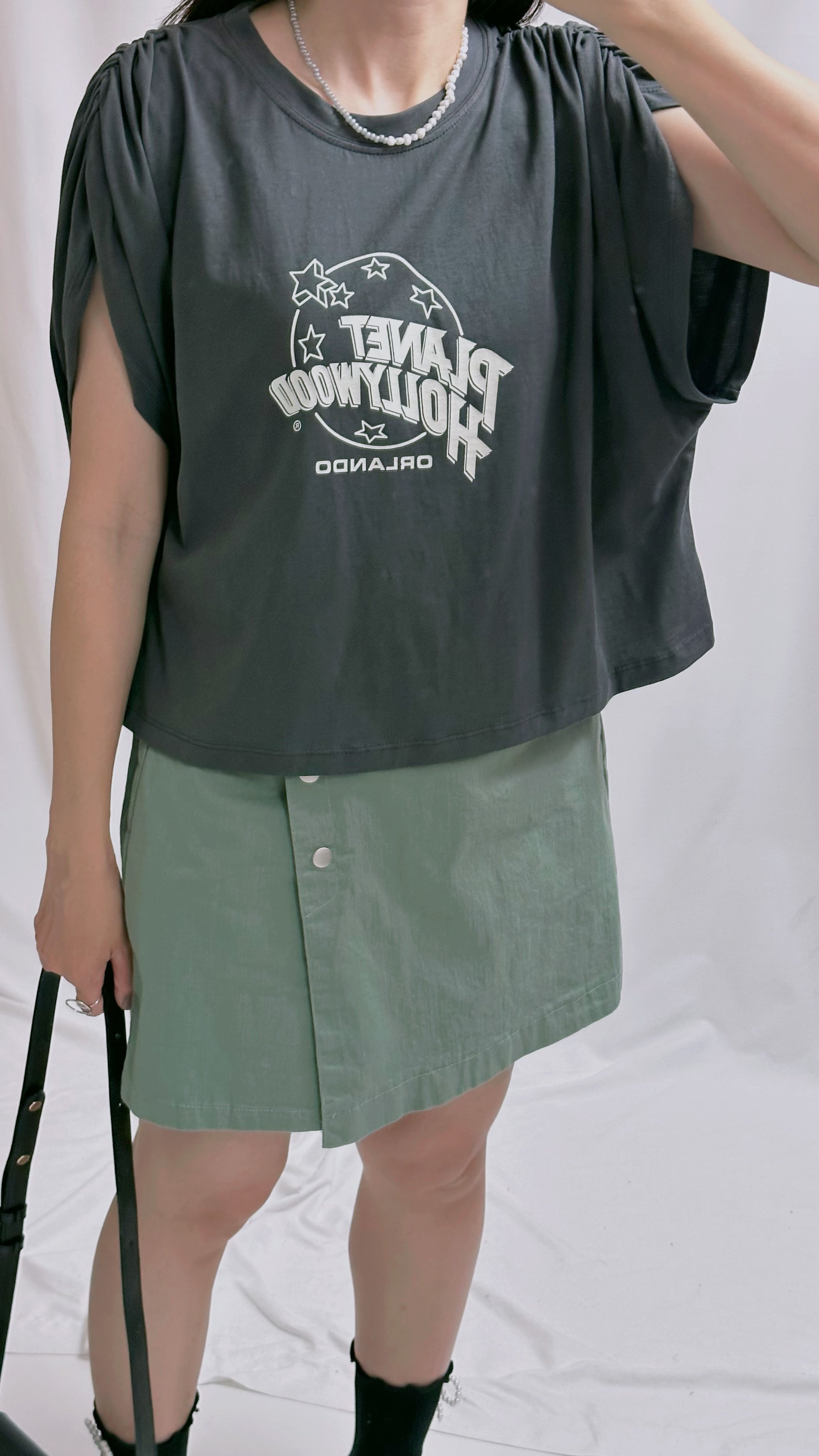 肩縮褶印字T-shirt/碳灰