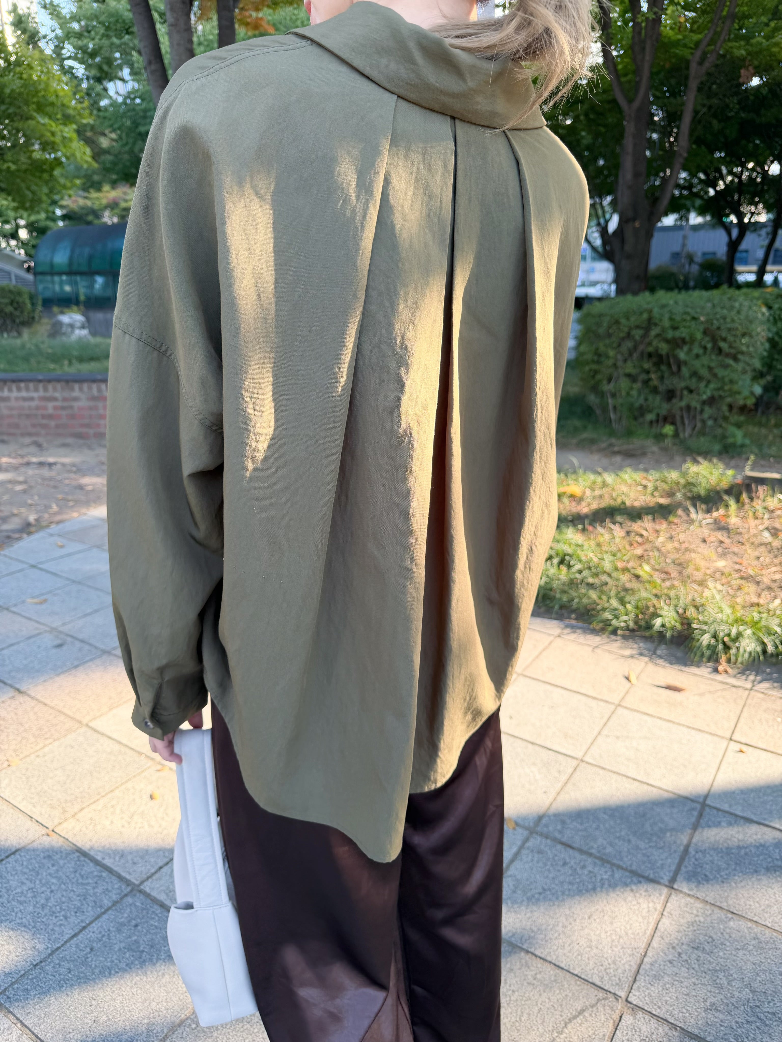 後摺褶恤衫/橄欖