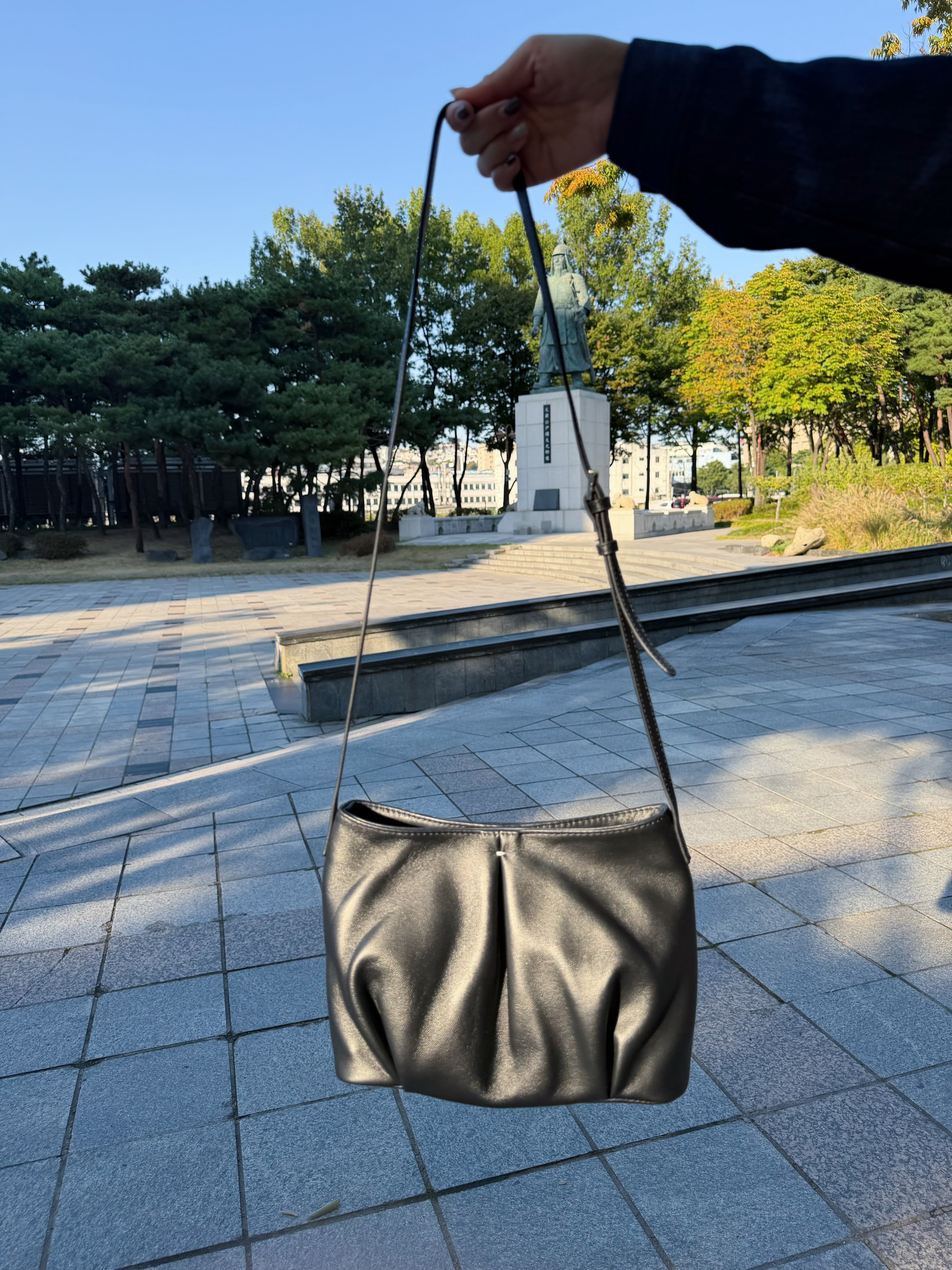 牛皮摺褶手袋/黑