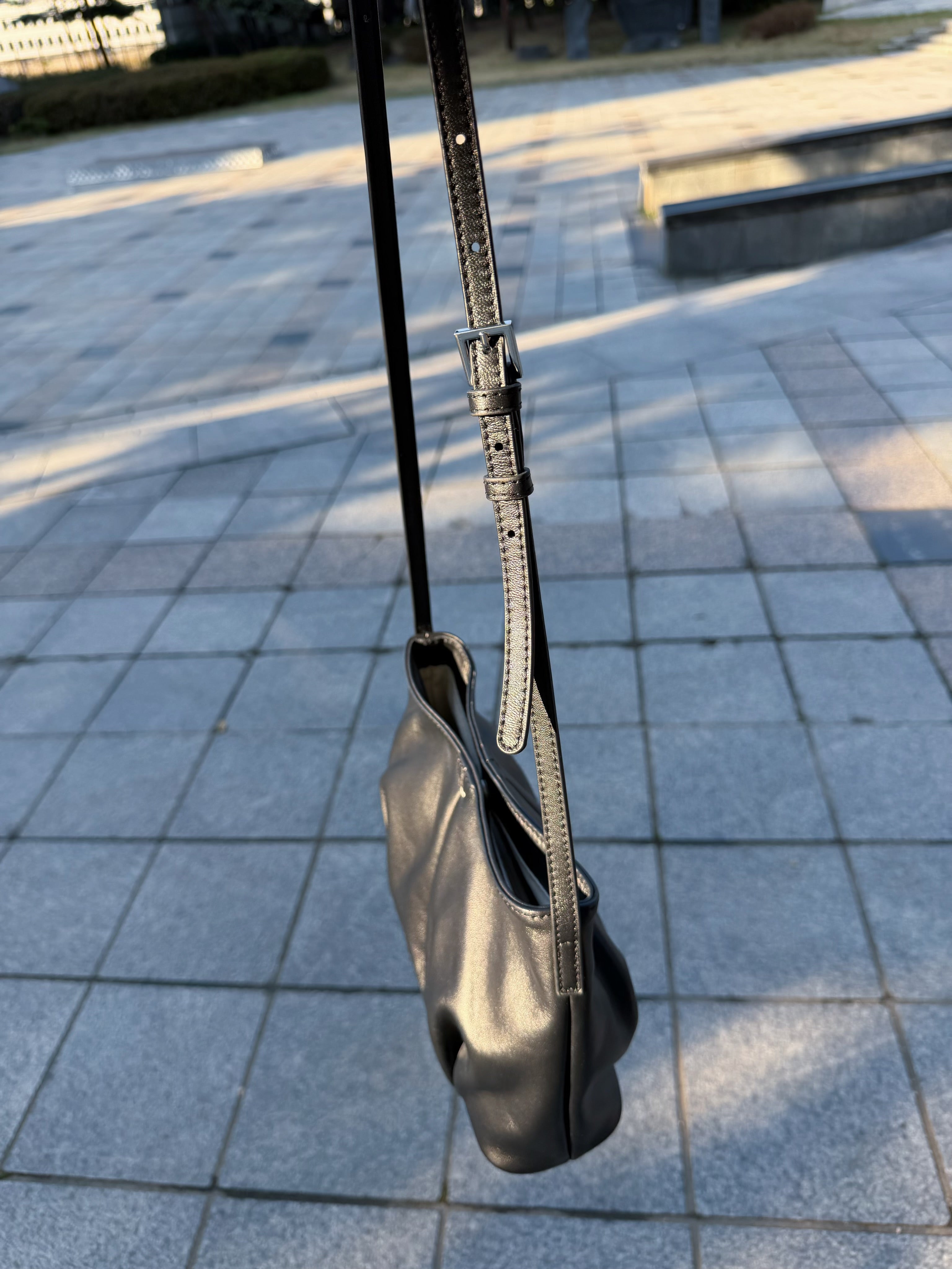 牛皮摺褶手袋/黑