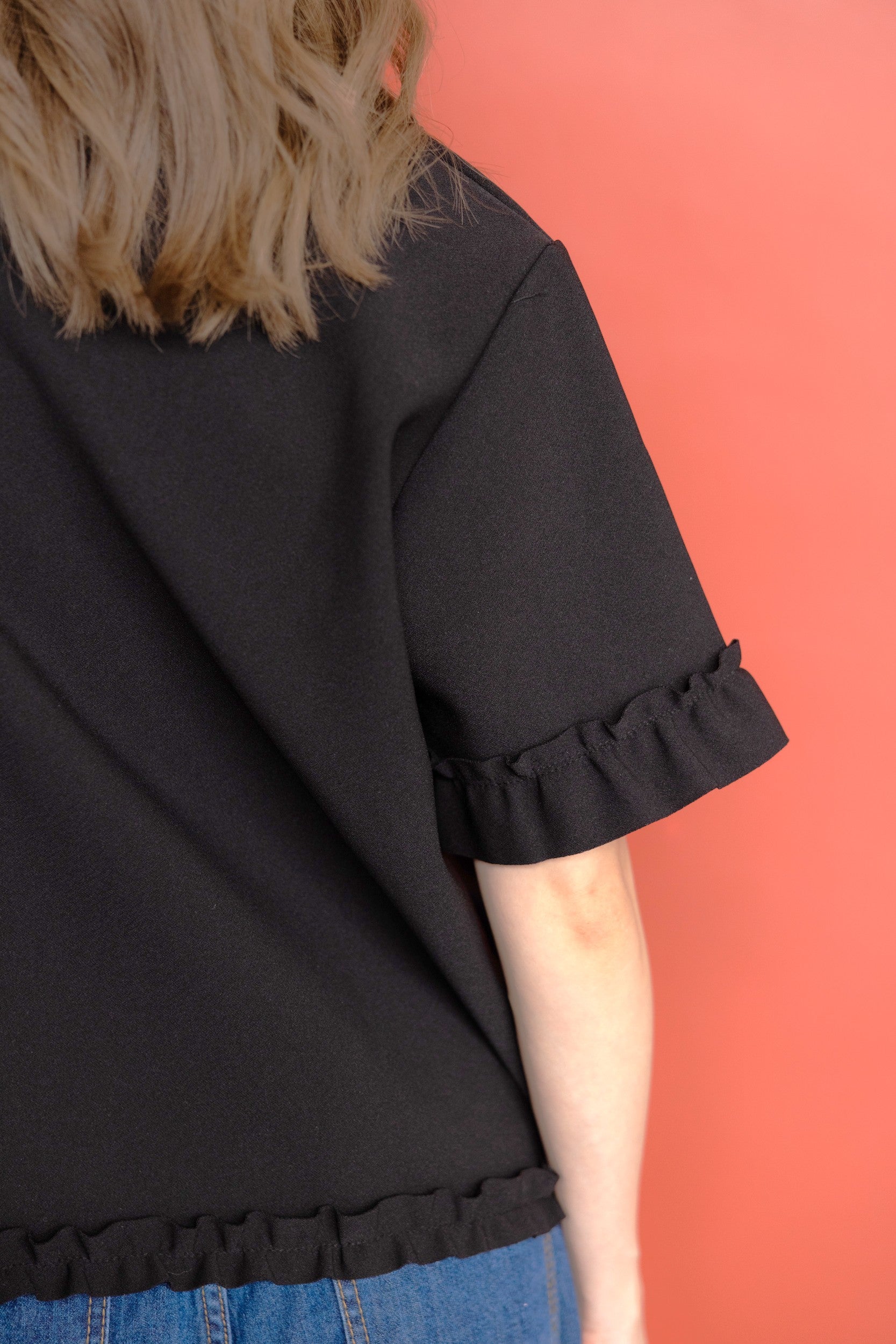 衫腳縮褶邊T-shirt/黑