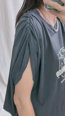 肩縮褶印字T-shirt/碳灰